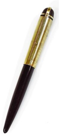 An Eversharp Skyline fountain pen, in textured gilt and black trim with flush and shaped clips, 14k nib, 14cm W.