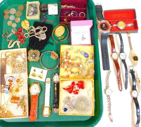 A quantity of costume jewellery and effects, to include a silver signet ring, ladies and gents wristwatches, loose coinage, modern necklaces, star brooches silver Scottie dog earrings. (1 tray)