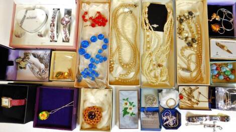 A small quantity of modern costume jewellery, to include faux pearl necklaces, brooches, cuff links, ladies wristwatches, etc. (1 tray)