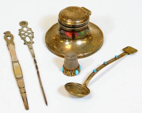 A collection of silver and white metal, to include a small cap stand inkwell, a white metal pin, continental spoon and a white metal thimble inset with turquoise coloured cabachon. (5)