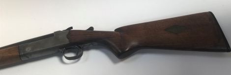 A 12 bore single barrel shotgun, unknown maker, serial number 18366. Auctioneer's note: to purchase this lot you must have a current and valid shotgun certificate.