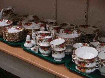 A comprehensive set of Royal Albert Old Country Roses dinner - 2
