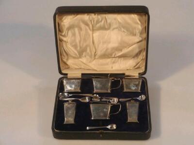 A George V silver Art Deco cruet set - 2