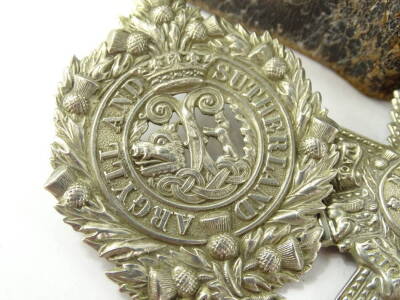 A small collection of cap badges, to include Argyll and Sutherland, Royal Highland Black Watch, Royal Army Service Corps, etc., and a leather belt, possibly Japanese, bearing various badges to include The Kings, Leicestershire Hindoostan Regiment, etc., ( - 3