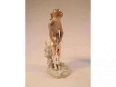 A Lladro figure 'Jugadora de Golf'