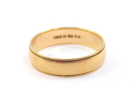 A 9ct gold wedding band, size O, 2.2g.
