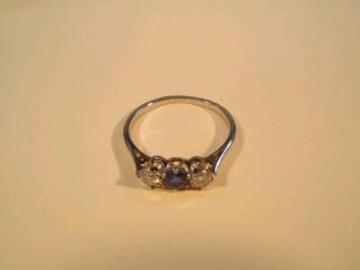 A three stone set ring - 2