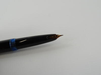 A Mont Blanc fountain pen, in black with gilt trim and clip, with white star to the lid, 12cm wide, in fitted case. - 3