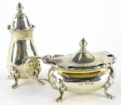 An Elizabeth II silver two piece cruet set, comprising mustard pot and pepper pot, 7cm high, each of plain form, on shaped feet, Birmingham 1966, 3oz (2)