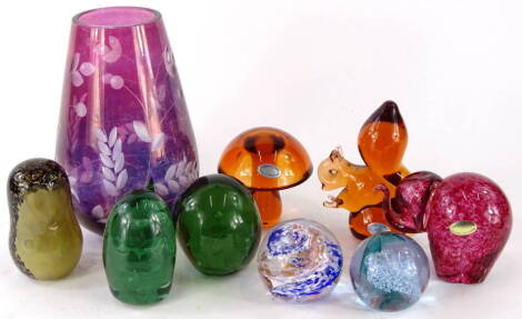 Various glassware, a Wedgwood type owl figure in speckled and fawn colourway, 11cm high, a Stourbridge style miniature glass dump, a Wedgwood glass mushroom, a further Stourbridge style dump, paperweights, other Wedgwood glass squirrel etc. (a quantity).