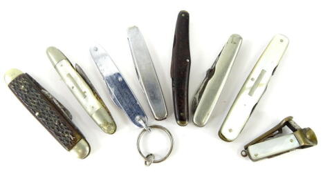 Various pen knives etc., a mother of pearl handled cigar cutter with base metal end, 4cm wide, a mother of pearl handled pen knife, another in chrome, a textured chrome example, another with double folding blade etc. (a quantity).