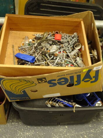 Various tools, accessories, bits, chain, screw, torch, 28cm wide, hand saw (2 boxes).