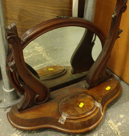 A Victorian mahogany table mirror, on shaped base with central box, 65cm wide.