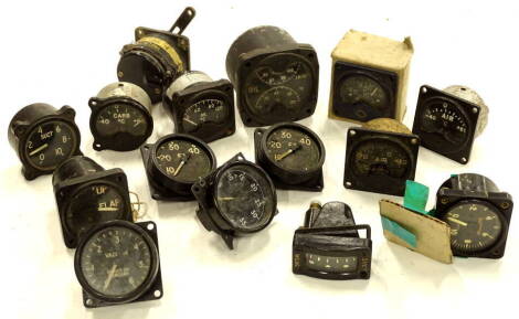 Various vintage aircraft and aeroplane dials etc., to include 77606 Smiths, oil dial, 9cm high, another for air pressure etc. (a quantity).