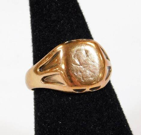 A 9ct gold signet ring, partially engraved with shaped shoulders, size P, 5.5g.