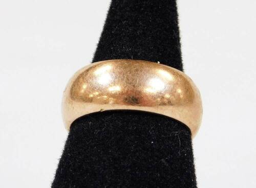 A 9ct gold wedding band, size Q, 10.5g.