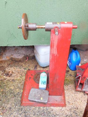 A Bradbury wheel balance, serial number 681/blank, together with a cast iron inspection ladder.