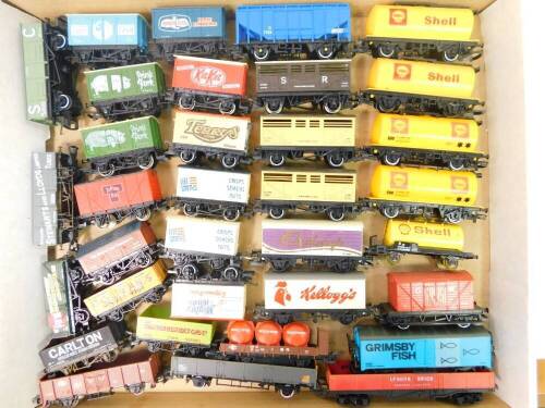 Hornby OO-gauge rolling stock, KitKat, BirdsEye, various others, SR, Shell tankers, etc. (quantity)