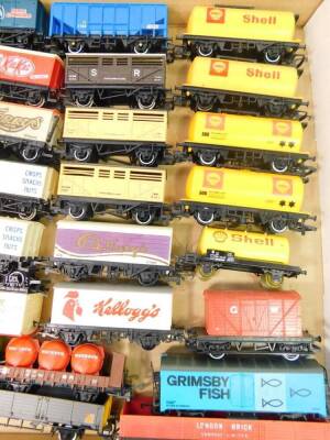 Hornby OO-gauge rolling stock, KitKat, BirdsEye, various others, SR, Shell tankers, etc. (quantity) - 3