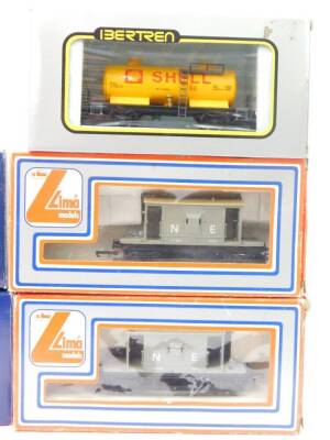 Bachmann and Lima boxed OO-gauge rolling stock, 305621WNE, Claycross cast iron truck, another for W Clarke & Sons, Bogie Well wagon 33-902, etc., DCC fitted, boxed. (7) - 3