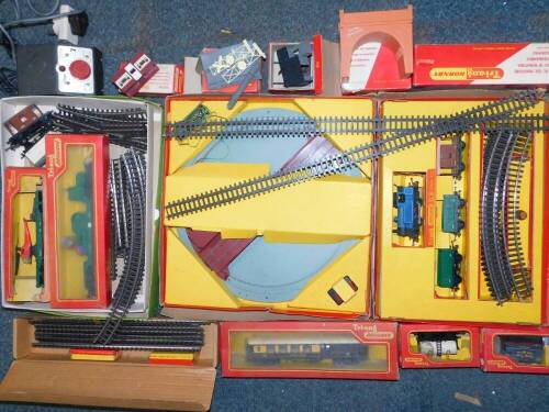 Hornby Tri-ang OO-gauge rolling stock, etc., R31 Searchlight wagon, R128 operating helicopter, various others, H0/00 gauge, track, some boxed. (a quantity)