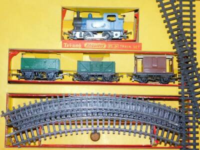 Hornby Tri-ang OO-gauge rolling stock, etc., R31 Searchlight wagon, R128 operating helicopter, various others, H0/00 gauge, track, some boxed. (a quantity) - 2