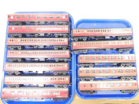 Hornby and Tri-Ang OO-gauge coaches LMS 5644, LMS 3311111, LMS 2643, etc., (12)