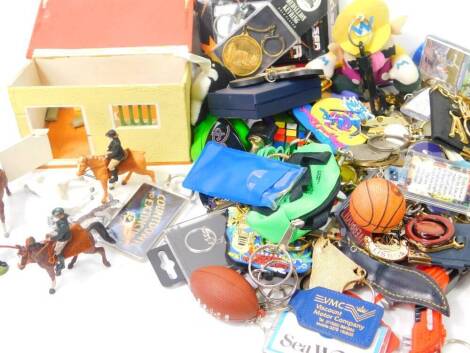 Key rings, Tudor Rose, Rubik Cube, other collectable vintage, etc. (a quantity)