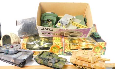 Model tanks, including a New Tank T-90, 15cm high, 8213, 268 331 tank, Challenger model in a perspex case, Field Command road powered battery operated tank, another etc. (a quantity)