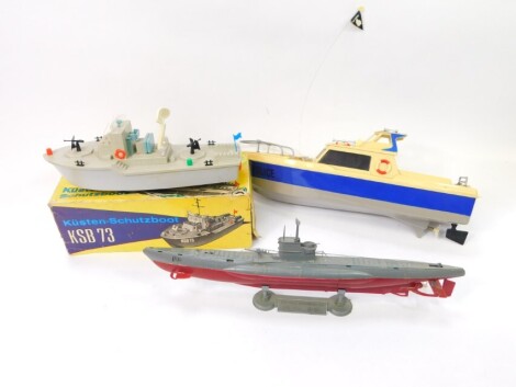 A Spielzeugland plastic model Police boat, model no 40006, band 40mhz, remote control lacking, together with a Kusten-Schutzboot, boxed, and a scale model of a German submarine U-581, type VIIC, sale 1/150, with stand. (3)