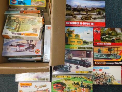 Airfix model kits, including a Skill Set RAF Recovery 1:76 scale 03305, RAF Emergency kit 033094 etc., boxed. (a quantity).