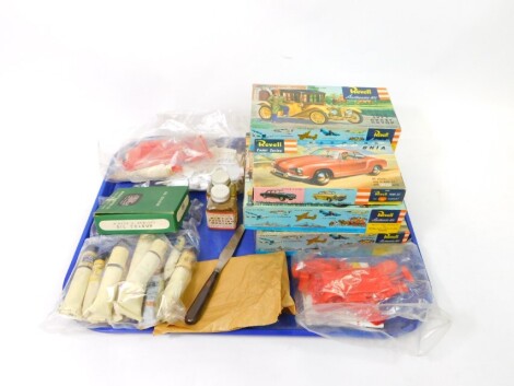 Revell authentic kit model kits, including a 1912 Packard, 1911 Maxwell, 1904 Oldsmobile, Karman Ghia etc., boxed, and a small selection of Windsor & Newton paints etc. (a quantity)