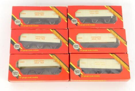 Hornby 00 gauge rolling stock insulated milk vans, R671 boxed. (6)