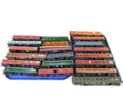 Hornby and other 00 gauge coaches, including an LMS 2640 dining coach, 35115 guard coach, various others, 2643, Tri-ang S235S2, various M79629, French sleeper car, M5120, various others etc., unboxed (a quantity).