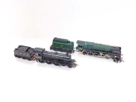 A Tri-ang OO gauge locomotive and tender, LNER black livery, 4-6-0, 8907, and a further locomotive and tender 'Evening Star', British Rail green livery, 2-10-0, 92220. (2)