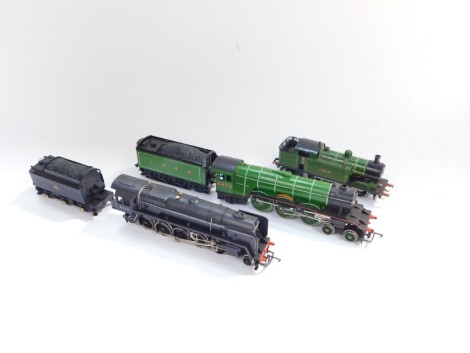 A Hornby OO gauge locomotive and tender, 92166, a LNER locomotive 'Flying Scotsman' 4472 LNER and a locomotive, green livery, 21065, type EDL7, painted with name plate 'William'. (3)