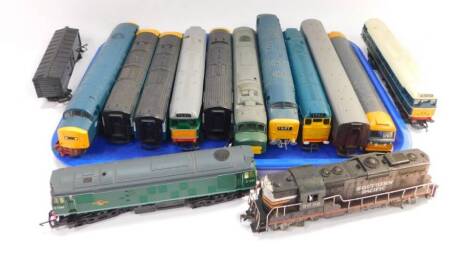 Hornby OO-gauge diesel trains, Intercity 125, further locomatives, coaches, D5572, guard train, various others etc. (a quantity)