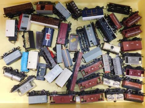 Hornby and OO-gauge rolling stock etc., United Dairies Milk, Buxton, LMS, brick truck, various other items etc. (a quantity)