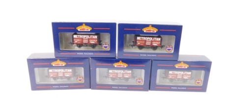 Bachmann OO-gauge rolling stock, including an eight plank fixed end wagon Metropolitan, 37-150K, others similar, boxed. (5)