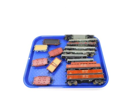 Hornby OO-gauge rolling stock, including Hornby Dublo metal flat bed trucks, other flat beds, Brick Scy 163535, Bogie Bolster, etc. (a quantity)