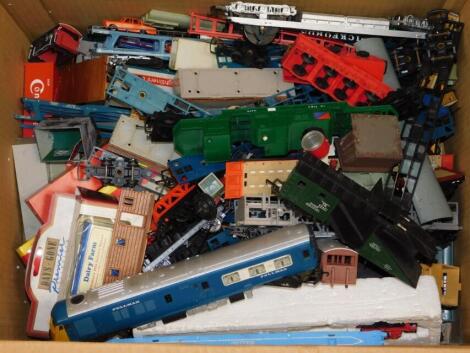 Mainline and other OO-gauge rolling stock, including a bogie, milk van, Siphon, miniature trains, other accessories, railway related and others, vacant boxes, car transporters, rolling stock, advertising tops plastic, Freight Liners Ltd., die cast etc., s