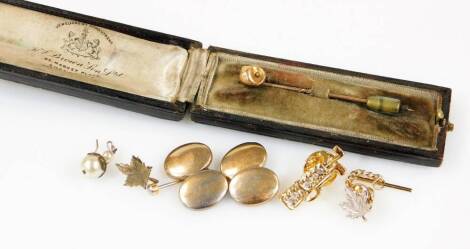 An early 20thC gold stickpin, with turned stem, 6cm high, a pair of unmarked cufflinks with chain centres, other jewellery, etc. (a quantity)