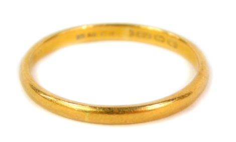 A 22ct gold wedding band, Birmingham assay, 3.2g.