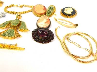 A selection of costume jewellery, including cameo brooches, jade coloured ring, flat curb bracelet, bird pendant necklace, etc. - 3