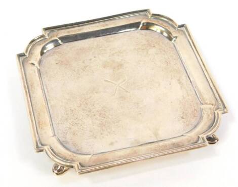 An Edwardian silver card waiter, with everted rim, on four feet, London 1901, 7oz, 14.5cm wide