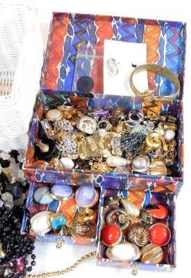 Various costume jewellery and effects, a faux pearl necklace, 60cm long, various other beads necklaces, ear clips, Jon Richard tin containing a quantity of costume jewellery, various other effects. (a quantity) - 2