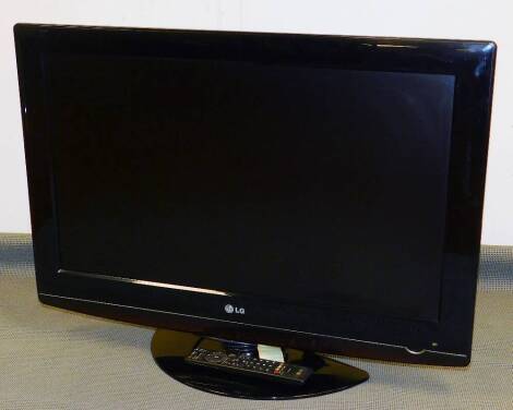 An LG 32LG5010 80WRJCOG100 colour television in black trim, with remote control and wire.