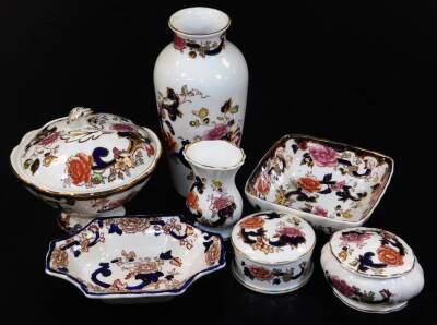 Various Mason's Ironstone Mandalay pattern wares, to include a vase 22cm high of shouldered form, lidded jar, open vase, dishes, etc. (6)