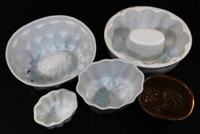 Various pottery jelly moulds, to include of oval form, 16cm wide, etc. (5) - 2