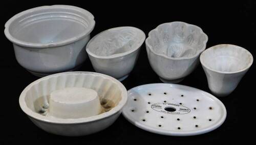 Various pottery jelly moulds, etc., a Grimwades oval pierced liner, 21cm wide, jelly mould with strawberry pattern marked Epelad beneath, further floral mould, etc. (a quantity)